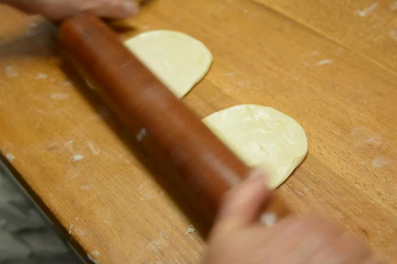 Elaboración de masa para ensaimadas en Mallorca, receta tradicional