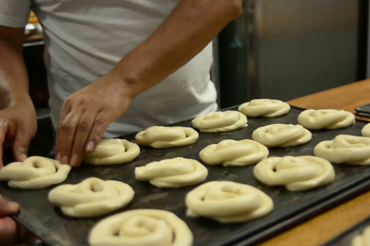 Proceso de horneado de la ensaimada típica mallorquina